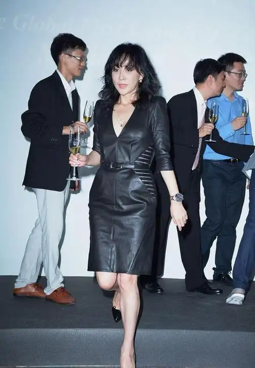 刘嘉玲是一位很有韵味的女性,她从年轻的时候就是一位很会穿搭的女性