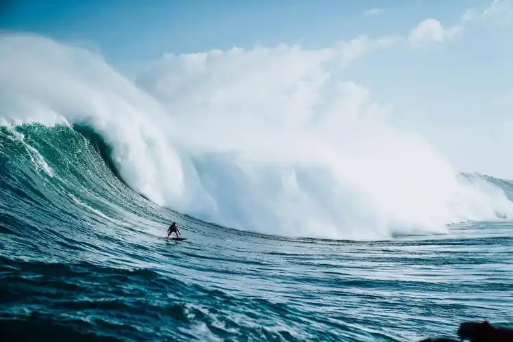 翻腾的海浪图片1080x2160分辨率查看