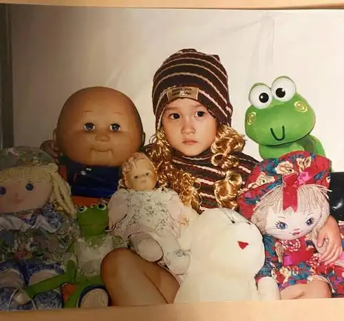 关晓彤幼儿时期童年照曝光模样可爱像洋娃娃
