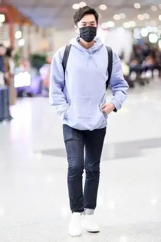 张若昀的蓝色卫衣穿搭,少年感十足