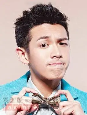 正洋溢,酷帅的短发造型,呈现出阳光帅气的气质,柯震东发型怎么剪呢?