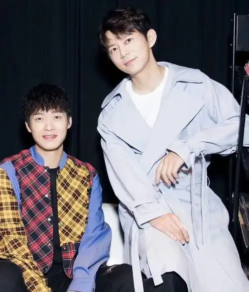 49岁何炅现身乌镇戏剧节路人视角暴露身高另类穿搭惹争议