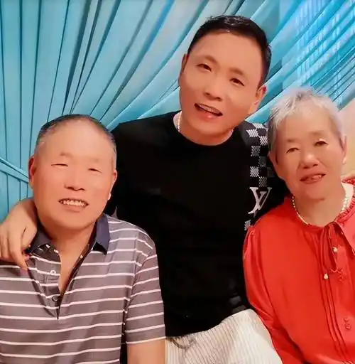 祁隆与父母祁隆过完生日不久,67岁的母亲得了一场大病,祁隆赶回老家