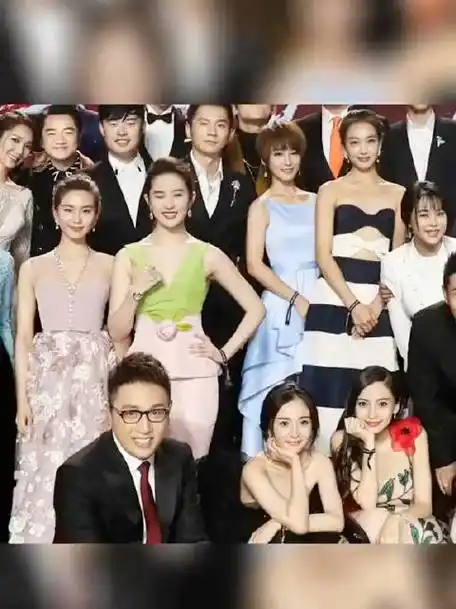 刘亦菲刘诗诗合影旧照#是指2016年芭莎慈善晚宴(无修高清)刘亦菲寿桃