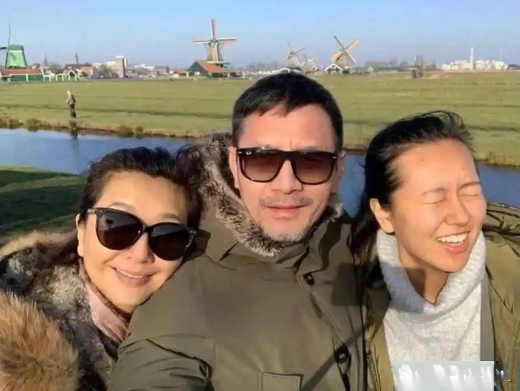 江珊和她现在的老公还有孩子搬到美国去了,在那儿过得挺乐呵的