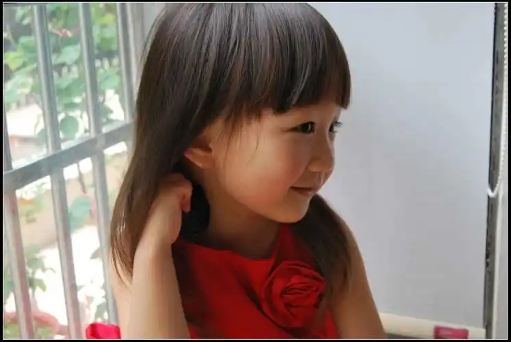 其实妈妈觉得比耶的手势特别傻,但是豆丁自