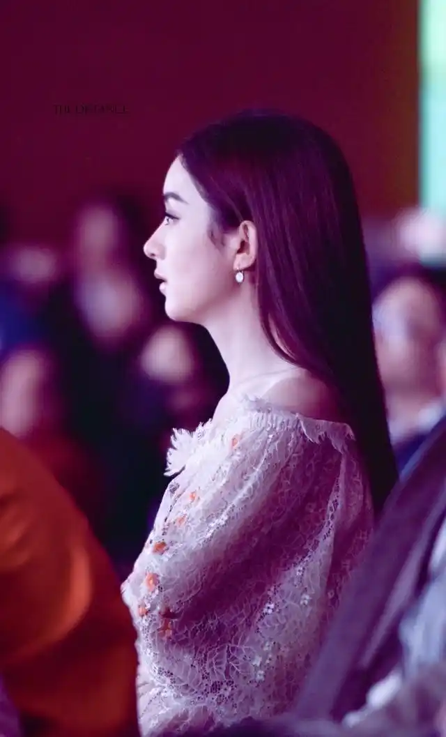 赵丽颖粉色长裙现身发布会,网友心疼:鞋子又大了几码