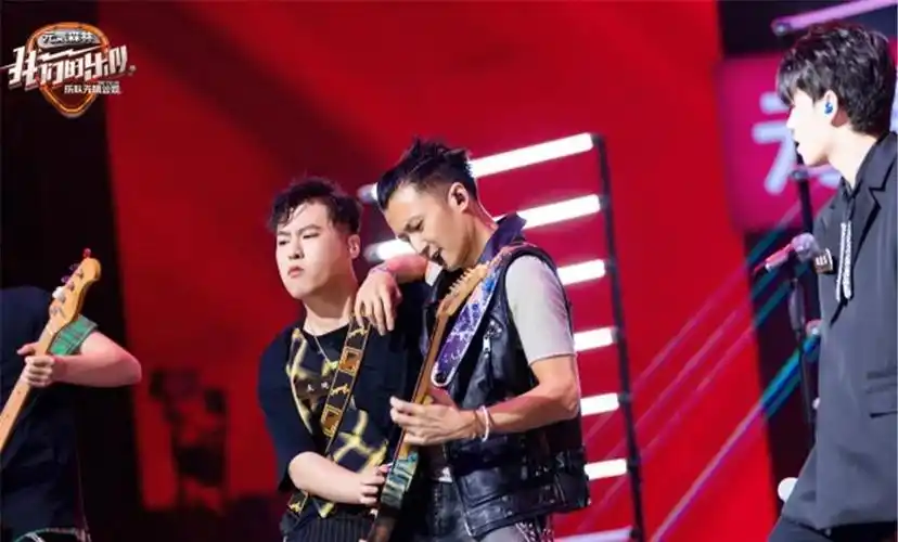 原创会当凌绝顶,《我们的乐队》冠军之夜,李荣浩见证泰山乐队出道