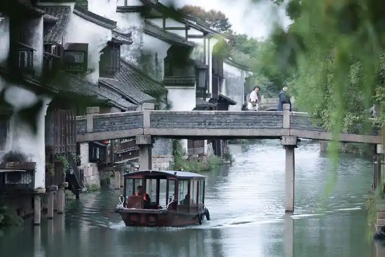 11月10日,游人在浙江乌镇西市河一座石桥上观景.新华社记者刘彬 摄