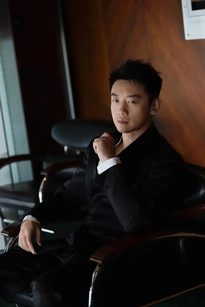 漫步维港🌊 演绎别样型格⚜️ 演员@郑恺 #in见萩 - 抖音