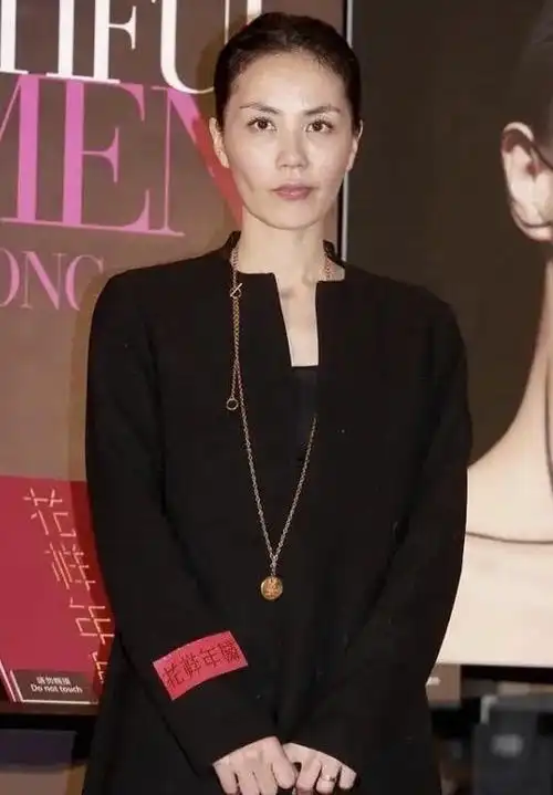 52岁的王菲素颜参加活动皮肤紧致没皱纹全套黑色素雅端庄