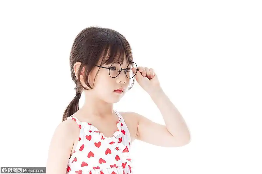 小女孩戴眼镜侧面形象近视中国人