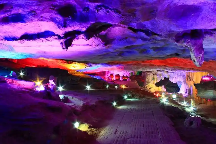 双龙洞位于金华山双龙风景区中心,是整个双龙风景名胜区核心景观和