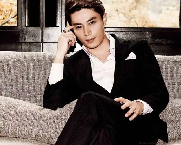 霍建华婚后放飞自我,胡子小肚腩抢眼,但演技实力依旧强