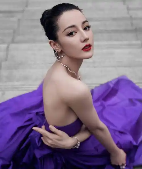 迪丽热巴的蝴蝶骨很明显,高高的发髻,身穿紫色抹身材,优雅迷人_时尚