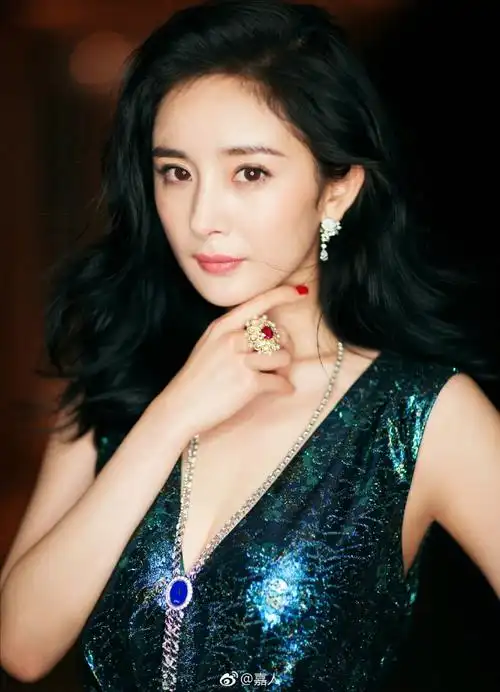 明星时尚#@杨幂身着prada深蓝色金银线提花罂粟花图案礼裙出席2017