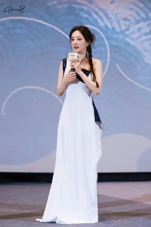 杨幂超话06#功夫熊猫4中国首映礼#    狐狸小真的月牙笑02