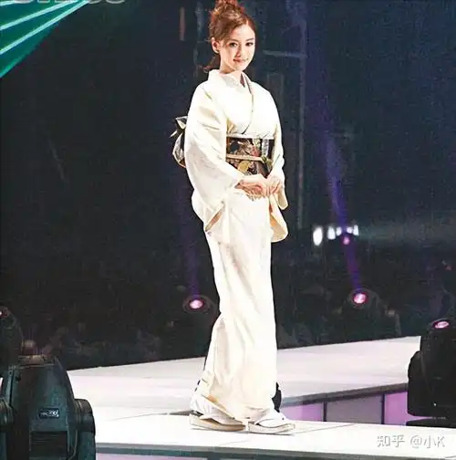 杨颖15岁日本走t台照流出网友满身的风尘味见过吗