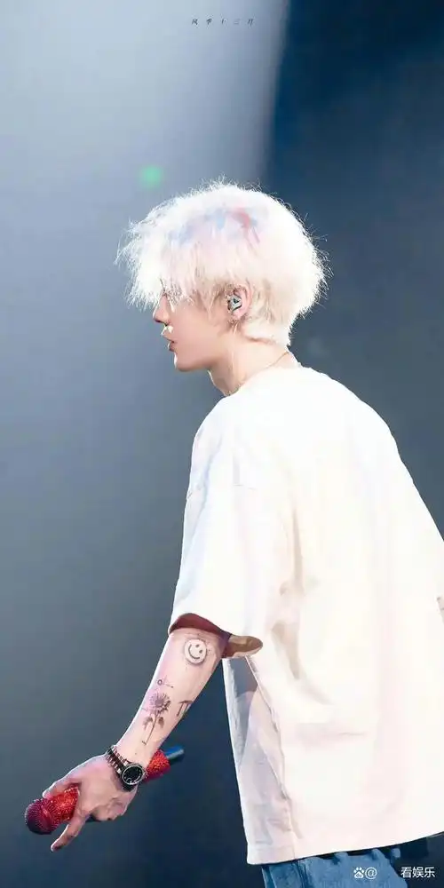今日,鹿晗在武汉举行的演唱会上惊艳登场!