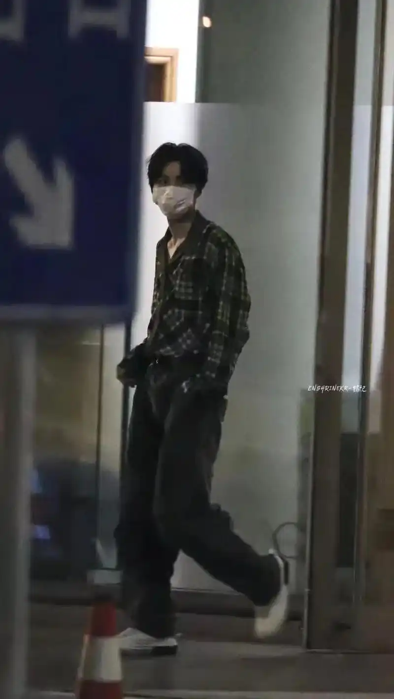 王俊凯机场图合集.#王俊凯 #王俊凯让人心动的n个瞬间  王 - 抖音