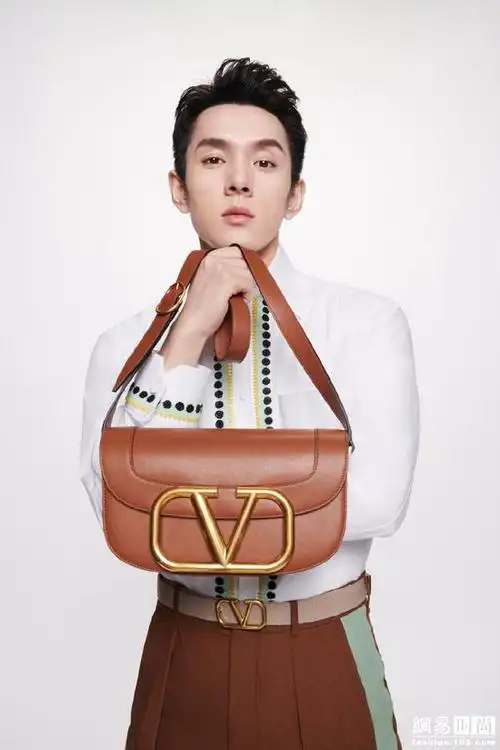 李佳琦登上时尚大刊镜头感不输娱乐圈的偶像流量明星