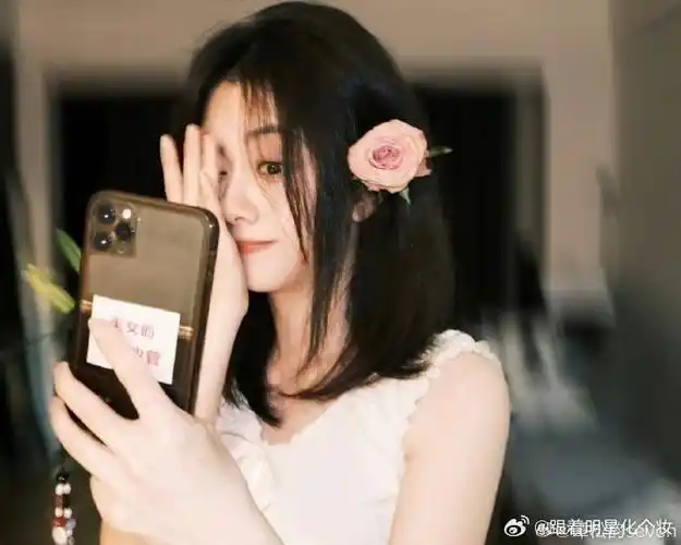 近日,在拍摄现场,#谭松韵#展示了一种简约的妆容,侧脸上的这朵美丽