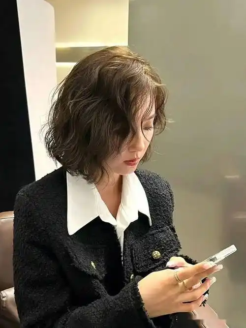 不得不说,"齐耳卷发"才是最适合中年女人的发型,洋气显年轻_头发_整体