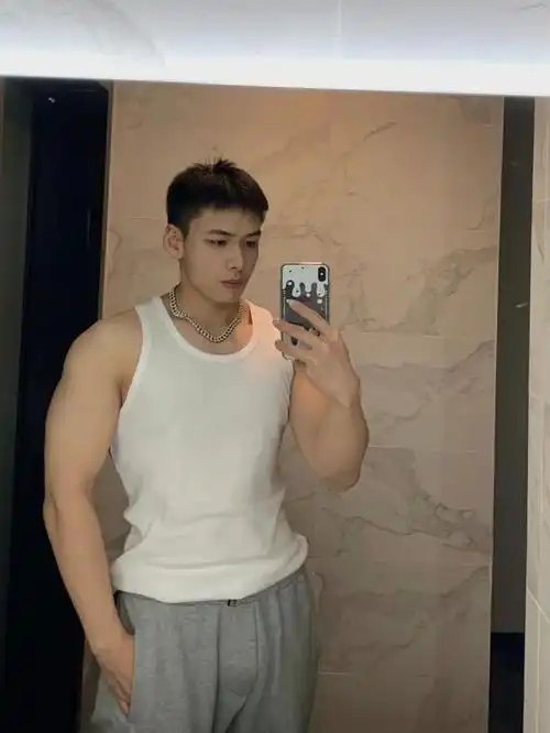 请相信sir一直以来推荐的男生,或者是颜值逆天的学长校草,或者有料有