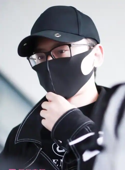 张杰穿黑色衣服戴着鸭舌帽口罩现身机场 与粉丝亲切互动十分帅气