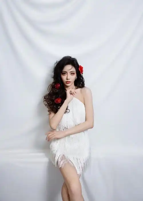 谢可寅发丝里开出红玫瑰##revolve明星同款