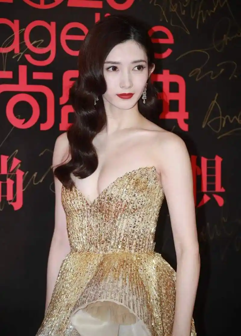 江疏影 金色低胸礼服/气质很奈斯#明星生图大赏# #我们都爱聊八卦# #