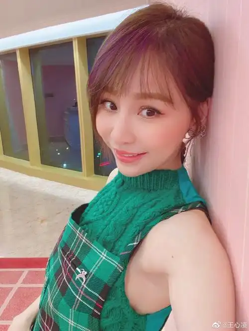 甜心教主王心凌晒自拍扎马尾清纯甜美