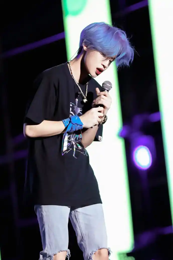 新闻5月26日,小鬼王琳凯来到西安元气音乐节,一口气嗨唱《unicorn》