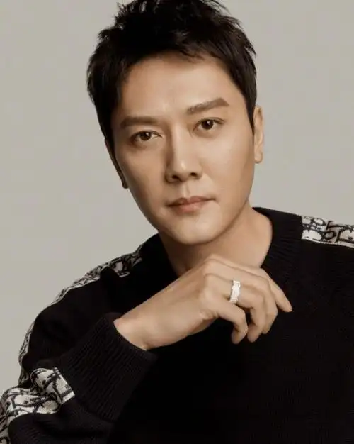 冯绍峰带儿子看灯光秀,牵着儿子小心翼翼过马路