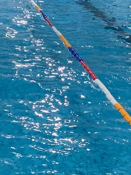 一个人去练习游泳超勇敢的