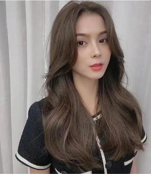 亚麻棕色,不用漂色褪色直接可以染到图片效果,搭配一个简单大方的卷发