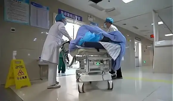 4个父母离世18岁农村女孩喝农药轻生医院为抢救她垫付10万元