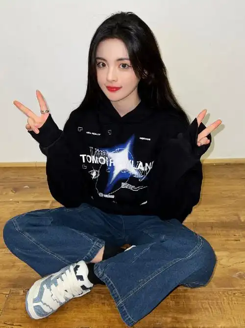 杨超越白色眼线##杨超越黑色卫衣牛仔裤随拍