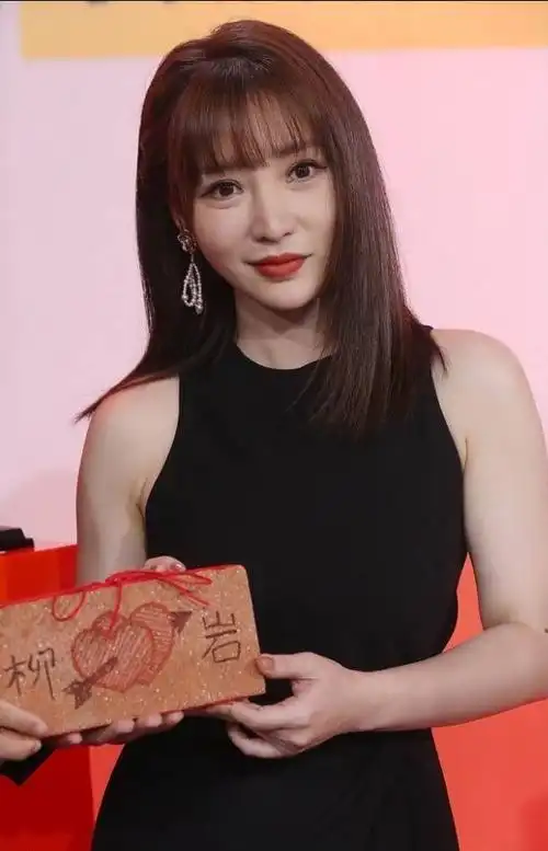 柳岩有点老了法令纹明显但魅力不减身穿黑色长裙身材真好