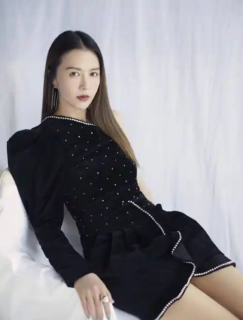 38岁谭维维身材火辣,穿上一朵花的裙子,造型超前惹眼球!