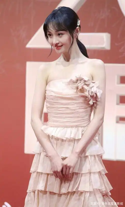 郑爽粉色长裙依然迷人