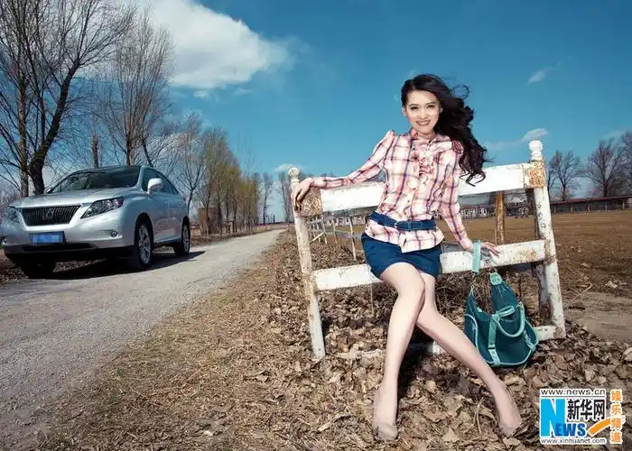 宁丹琳拍庄园大片与豪车共舞时而魅惑时而清新