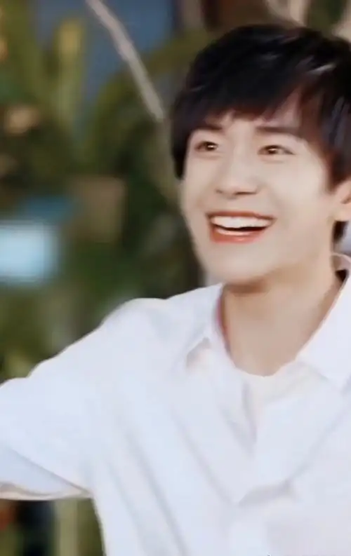 易烊千玺拍照方式好像i人##易烊千玺还怪会拍照嘞#易烊千玺拍的照片