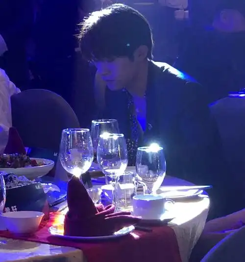 影展酒会易烊千玺太受欢迎,胖虎一人守护不够,美女全程替挡酒厉害了