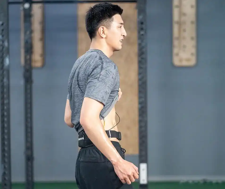 金瀚这腹肌是让小咪舔屏么?  原来男人在健身房里更有魅力呀