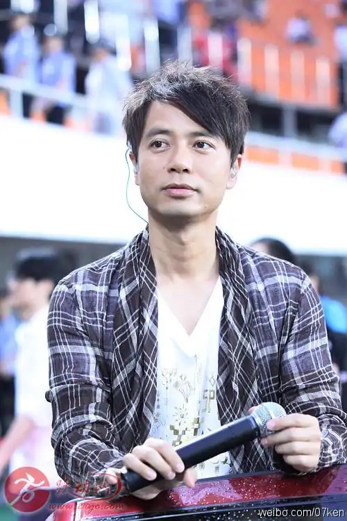 lee),1967年12月6日生于中国香港,籍贯广东新会崖西,华语流行乐男歌手