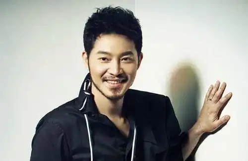 沙溢让健美运动员在镜头前展示自己的身体.他中年时体重减轻了很多.