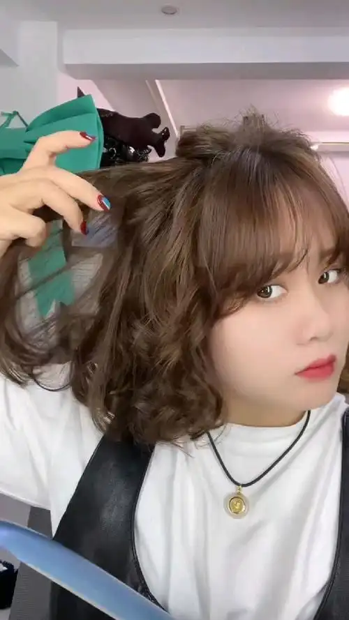 短发羊毛卷烫发教程,不会的学起来,烫完一扎太洋气了-度小视