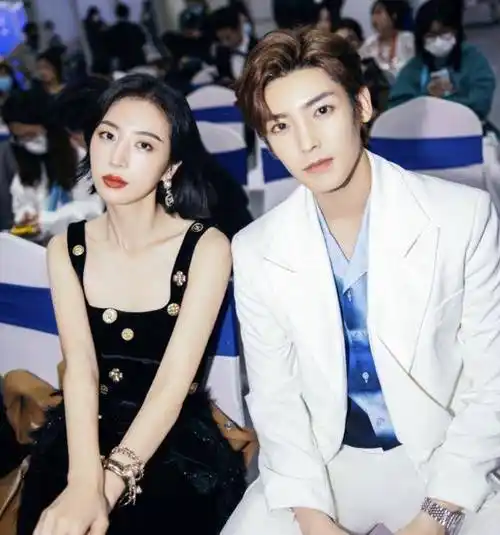 27岁周雨彤拿奖,好友肖战未送祝福,彼此都有了新"朋友圈"?