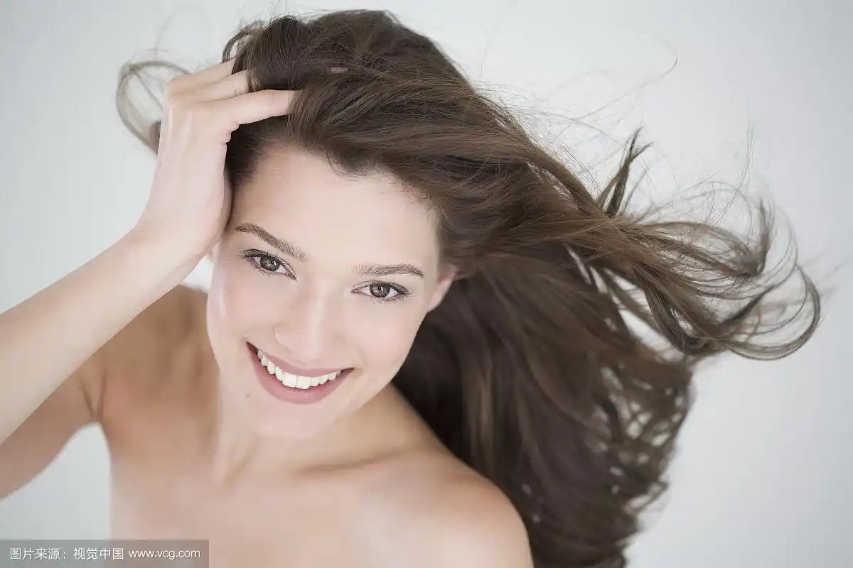 一个被风吹起头发的年轻女子的肖像